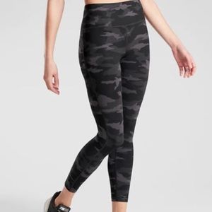 Athleta Ultimate Stash Pocket Black Camo 7/8 Tight